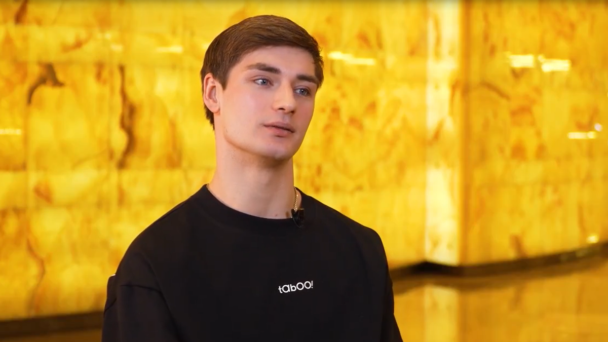 Кадр из шоу "Горбилет - театры Петербурга", Роман Малышев