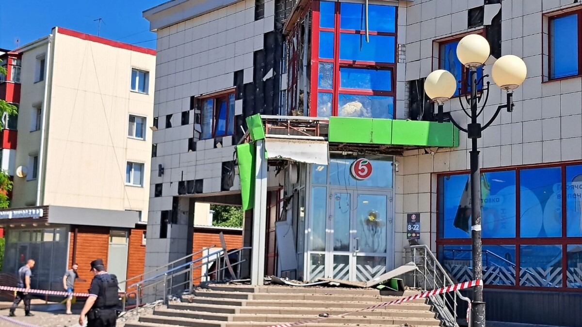    Двое детей попали в больницу после атаки на «Пятёрочку»   vk.com/razumnoe_online