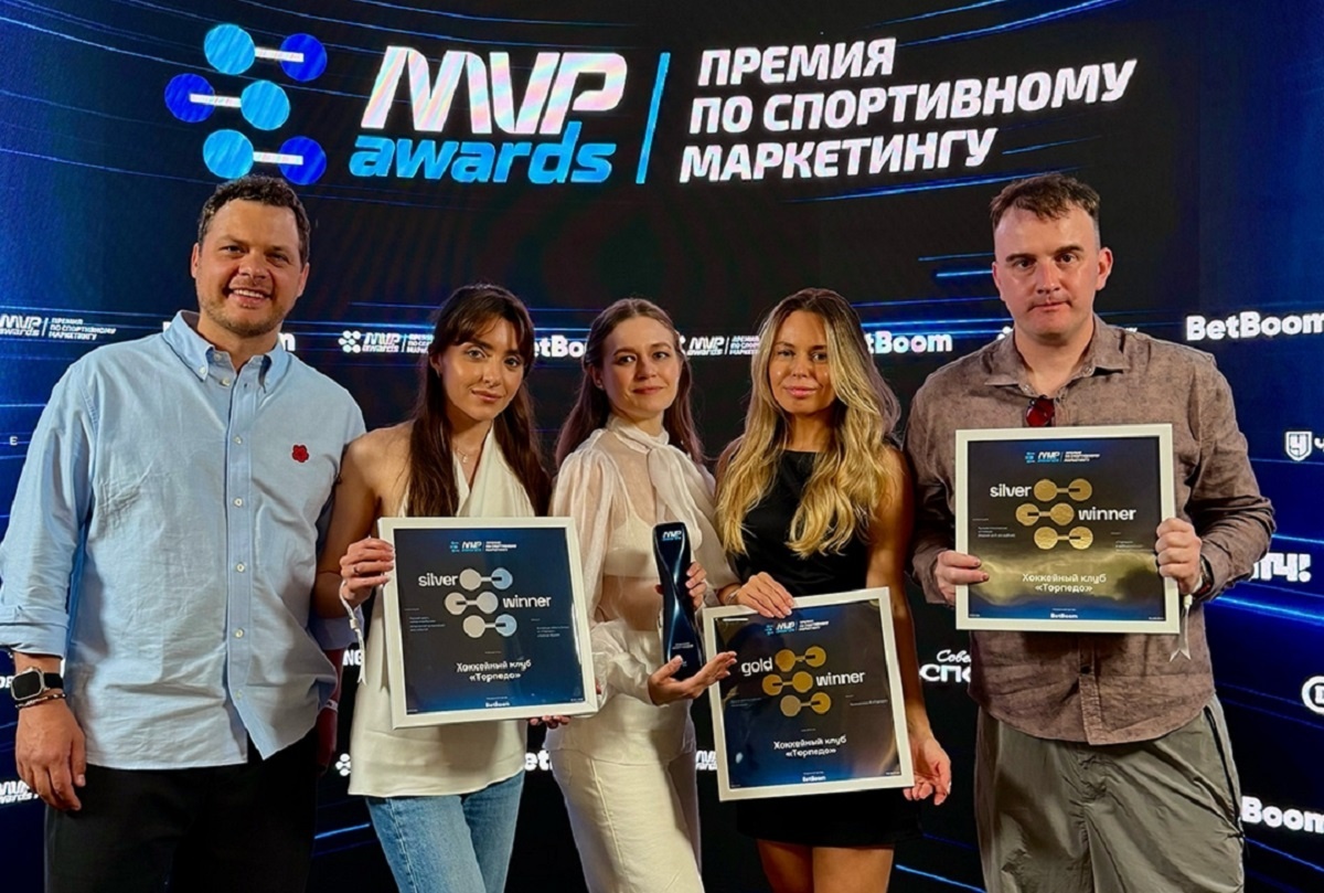    На церемонии награждения были коммерческий директор ХК «Торпедо» Антон Тхорев (слева) и руководитель клубной пресс-службы Дмитрий Зимин