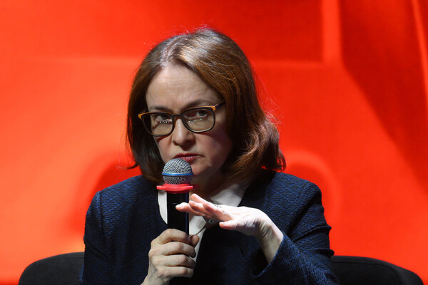 Председатель Банка России Эльвира Набиуллина на бизнес-форуме «Альфа-Саммит» в Москве, 28 апреля 2026 года / Григорий Сысоев/РИА Новости   📷