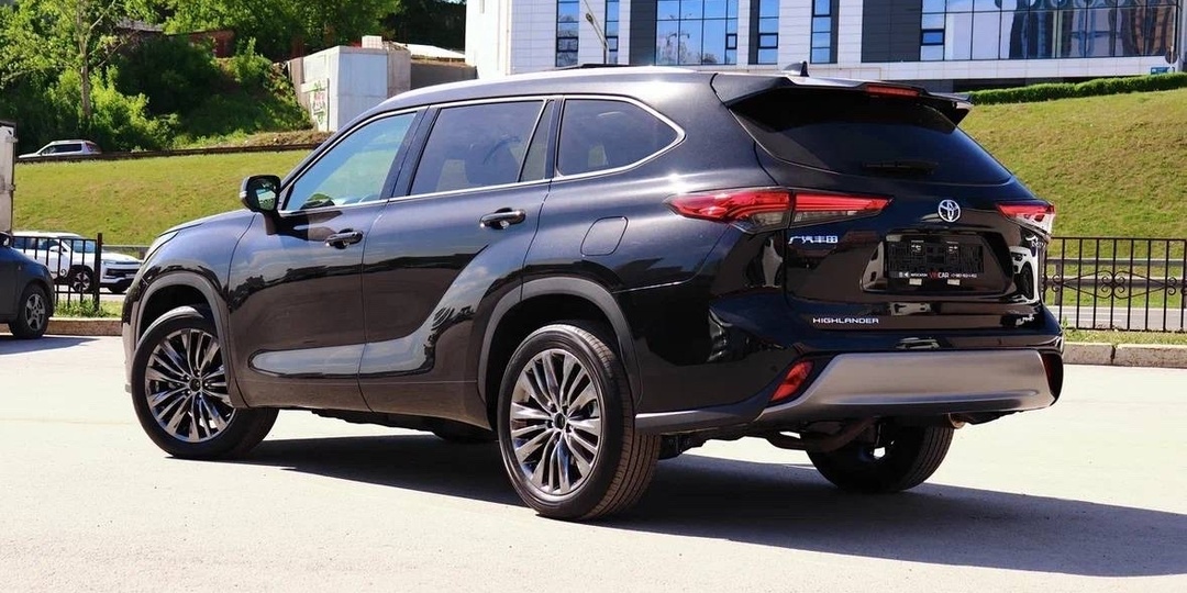 В Россию активно привозят востребованный семейный кроссовер Toyota Highlander по адекватной цене. Показываю автомобиль
