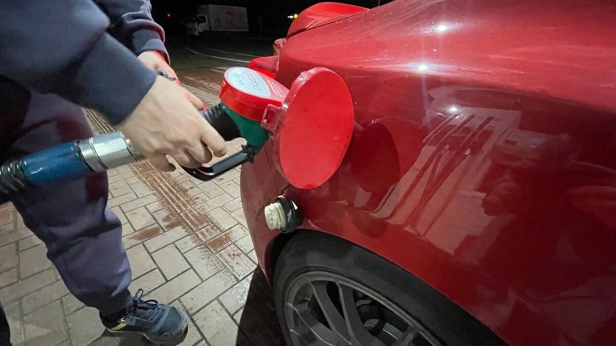    Цены на АЗС в Ростовской области варьируются от 50 до 80 рублей за литр бензина   1MI