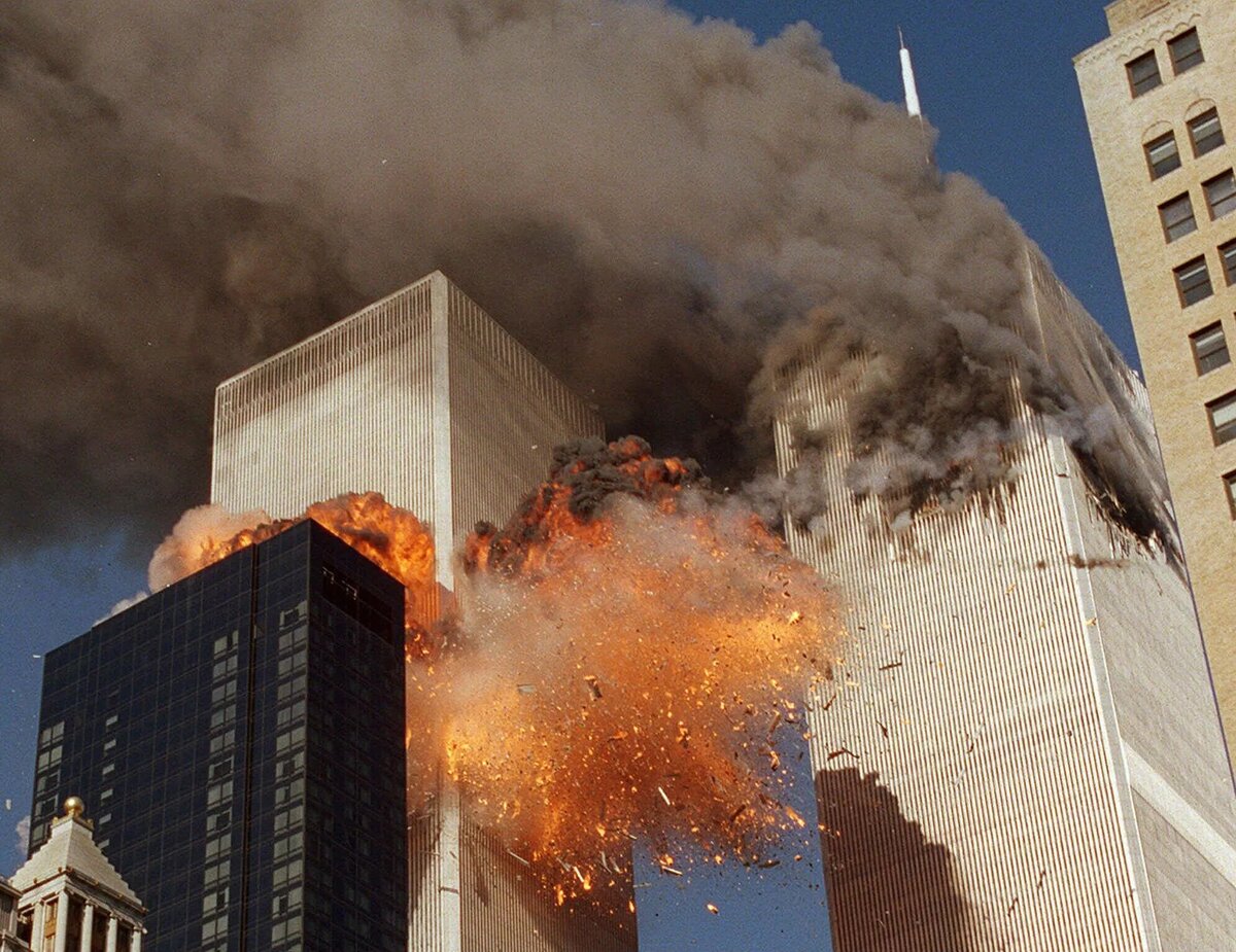 Теракт 11 сентября 2001 года в Нью-Йорке | © AP Photo / Chao Soi Cheong