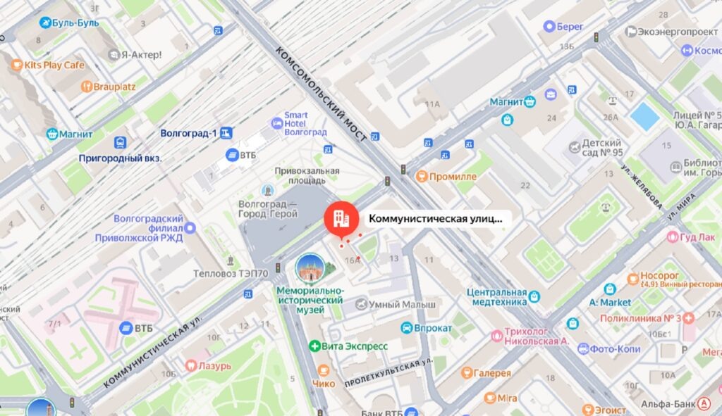 Ул. Коммунистическая, 16А. Скриншот с карт yandex.ru📷    На «десятке» в «Форд» и на велике в столб: в Волгограде двое 18-летних устроили два ДТП
