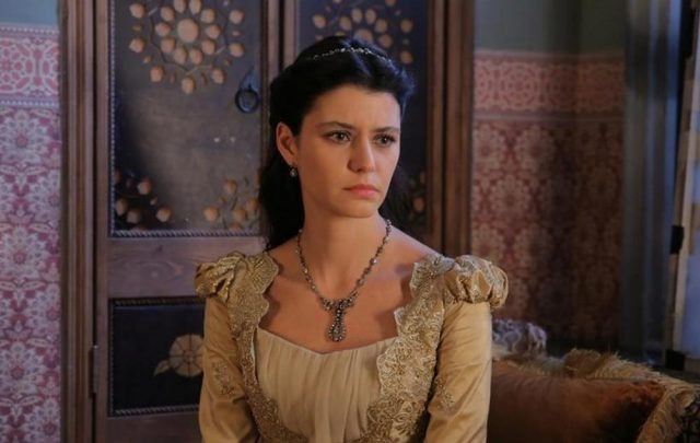    Берен Саат. Кадр из сериала «Великолепный век. История Кесем»
