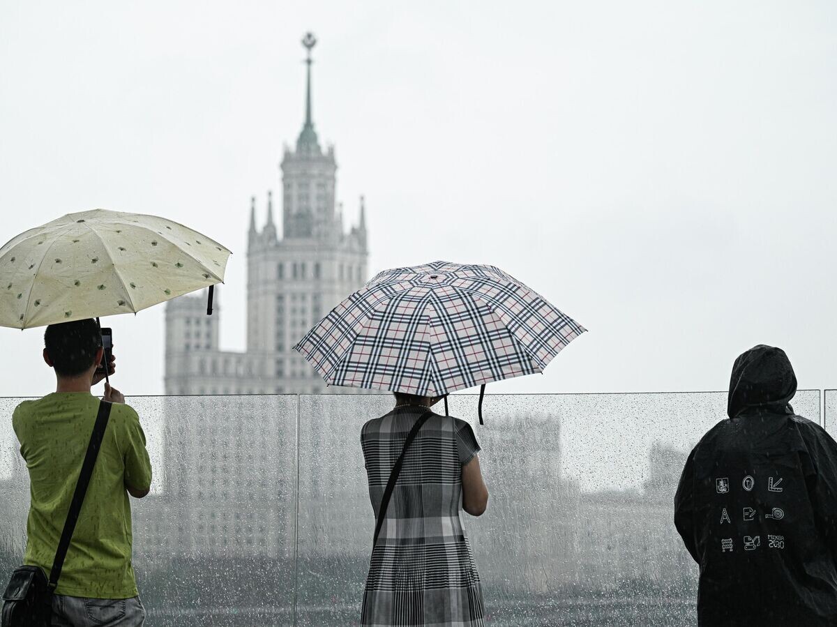    Прохожие во время сильного дождя в Москве | © РИА Новости / Пелагия Тихонова