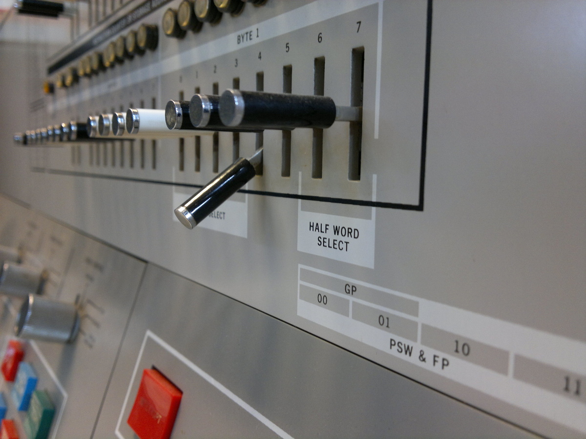 Консоль ЭВМ IBM 360/30. Изображение: Simon Claessen, CC BY-SA 2.0, flickr.com/people/12399948@N00