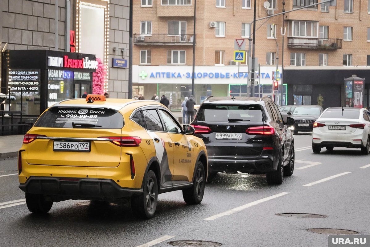     В приложении такси в Москве отображаются в виде пухососов