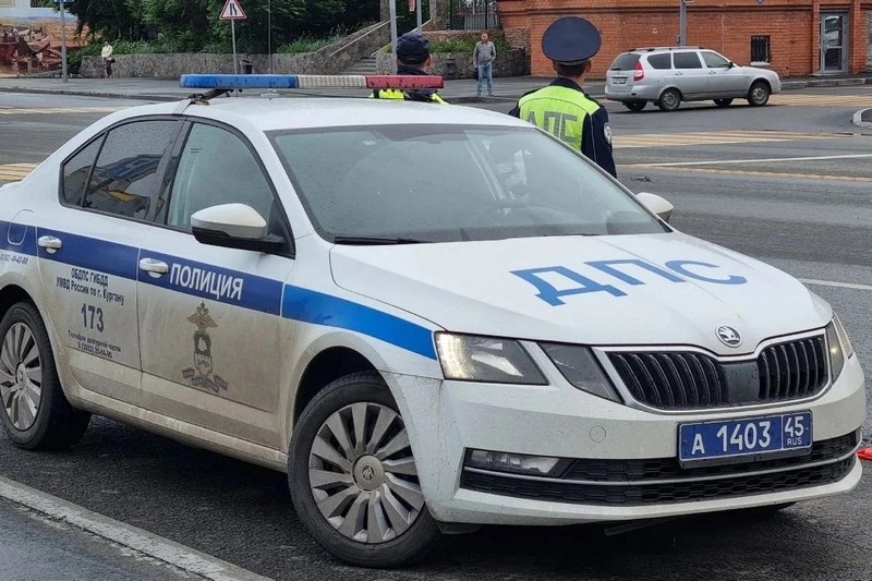 В Шадринске пьяный мужчина угнал машину из двора, разбил её и бросил