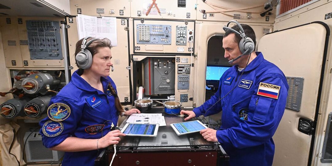 Основной и дублирующий экипажи МКС-75 успешно «прожили» сутки на станции