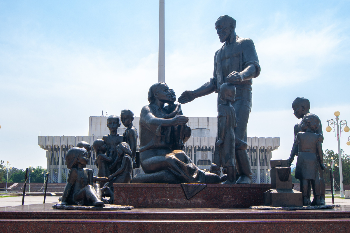 Площадь Дружбы народов в Ташкенте. Монумент Дружбы Народов.