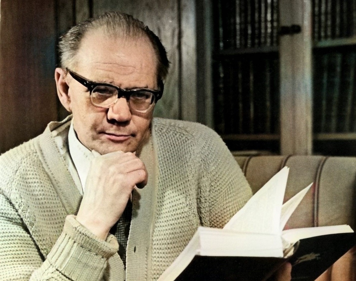 На фото: Владимир Чивилихин в своем кабинете, 1982. Фото с сайта: https://chivilihin.ru
