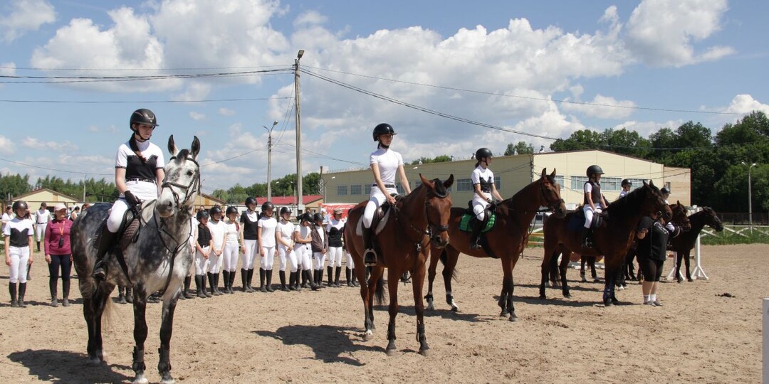 В конно-спортивной школе Новочебоксарска состоялись муниципальные соревнования, посвященные Дню России
