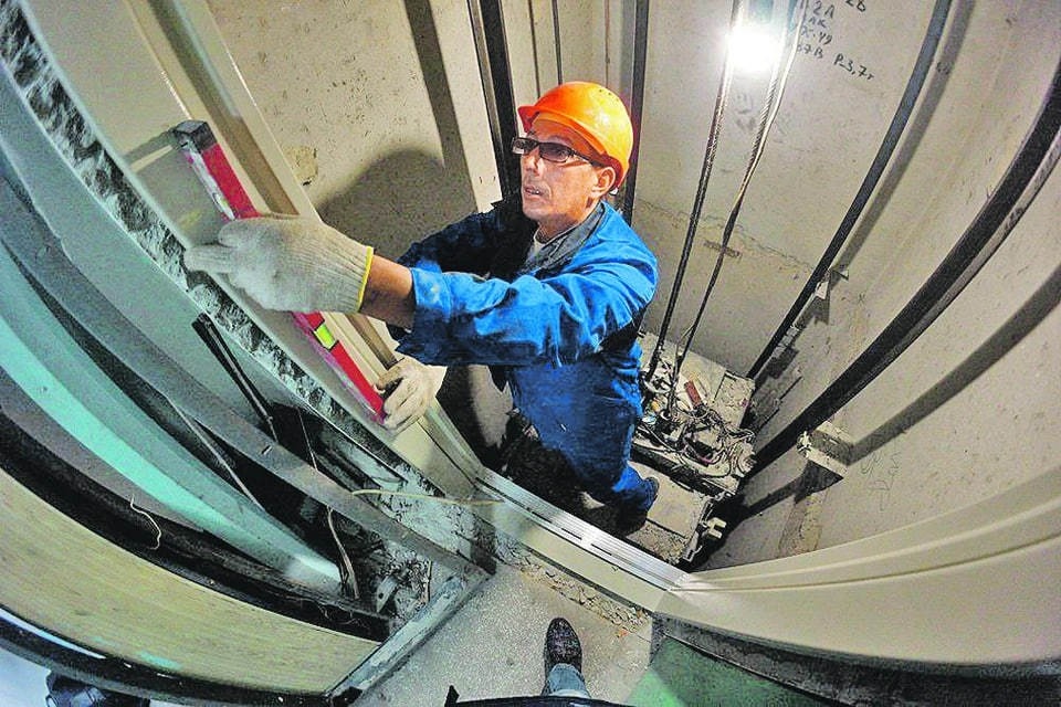    В 123 многоквартирных домах Мариуполя заменят лифты. Фото: Сайт Главы ДНР
