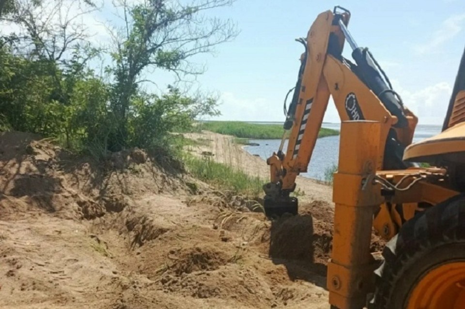    На левобережье Мариуполя дорожники предотвратили возможные проблемы в системе ливневой канализации. Фото: Администрация Мариуполя