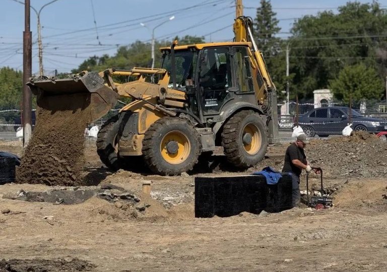В Орске продолжается благоустройство площади Гагарина