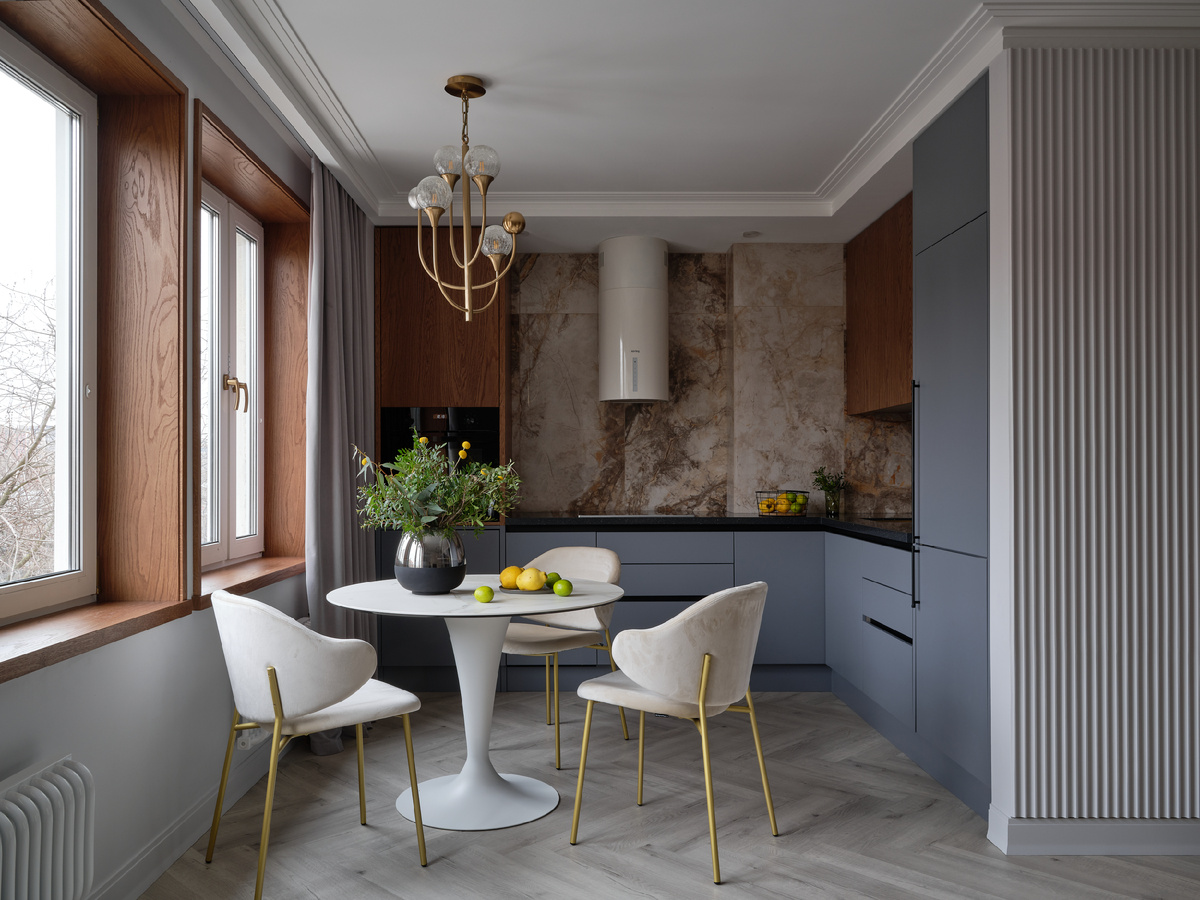 Кухонная зона выполнена на заказ, фартук Kerama Marazzi, лепнина Orac decor и Ultrawood, кварцвинил Fargo. Дизайнер Ольга Мизрах. Фотограф Ник Руденко. 
