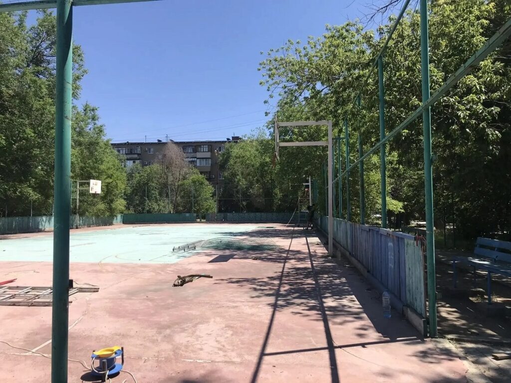 По мнению наших читателей, площадку можно было отремонтировать📷    Стоянка вместо спорта: волжанка возмущена сносом дворовой площадки
