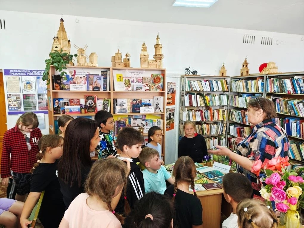 Дата 12 июня объединяет в себе многовековую историю, культуру и традиции почти двухсот народностей, живущих на территории России. В преддверии Дня России, в Чеконской сельской библиотеке-филиале №25 для пользователей прошел книжный калейдоскоп «Страницы истории великой державы».
Сотрудники библиотеки погрузили пользователей в многовековую историю праздника, рассказали о его официальном статусе выходного дня и о том, как он стал неотъемлемой частью современной жизни. 
В ходе встречи пользователи познакомились с богатым миром природы России. С традициями, культурой, обычаями, фольклором, разных народов России. 
В  рамках громких чтений были прочитаны отрывки  произведений авторов разных национальностей, таких как: Расул Гамзатов, Чингиз Айтматов,  Гузель Яхина,  
Была проведена презентация одной книги  Наша родина Россия, автор О. Пирагова. Книга рассказывает о стране с богатейшей историей , фольклорными традициями  и о талантливом многонациональном народе. 
Ведь главное достояние России –это люди, ученые, изобретатели, художники политические деятели и просто народные умельцы.  
В конце мероприятия  участники клуба «Книгочей» провели творческую мастерскую  посвященную Дню России. 
Ребята вырезали сердечки, рисовали цветы из  цветной бумаги, создавали голубя с крыльями в стиле триколор.
Подобные встречи помогают гордиться величием, многогранностью, уникальностью и неповторимостью многонациональной России, что важно для воспитания подрастающего поколения 
