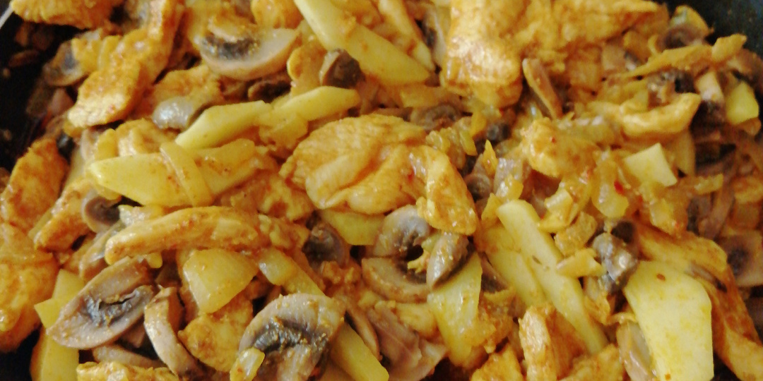 Сочная и ароматная Куриная грудка с грибами, картофелем и специями.