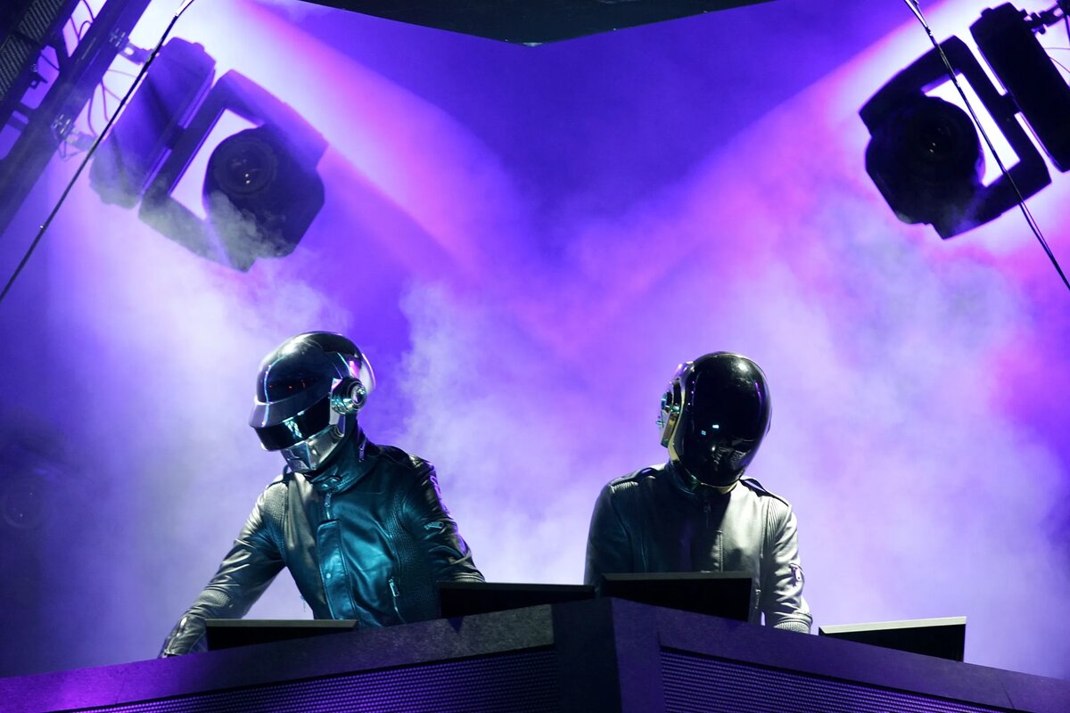 Daft Punk выступают на фестивале Coachella в 2006 году.Getty Images