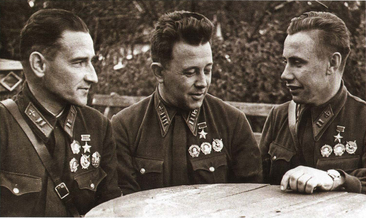 Летчики 1-го гвардейского минно-торпедного авиационного полка ВВС КБФ Герои Советского Союза майор Н.В. Челноков (заместитель командира полка), полковник Е.Н. Преображенский (командир полка) и майор П.И. Хохлов (старший штурман полка). Июль-август 1942 г. Фото Б. Кудоярова. Коллекция В. Воскобойникова. Эмблемы, смонтированные на якоре, носит только Хохлов. 
