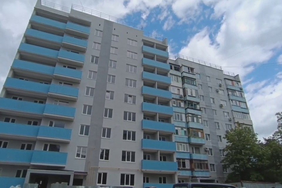    В Мариуполе завершается восстановление девятиэтажного дома на улице Олимпийской. Фото: УТНКР