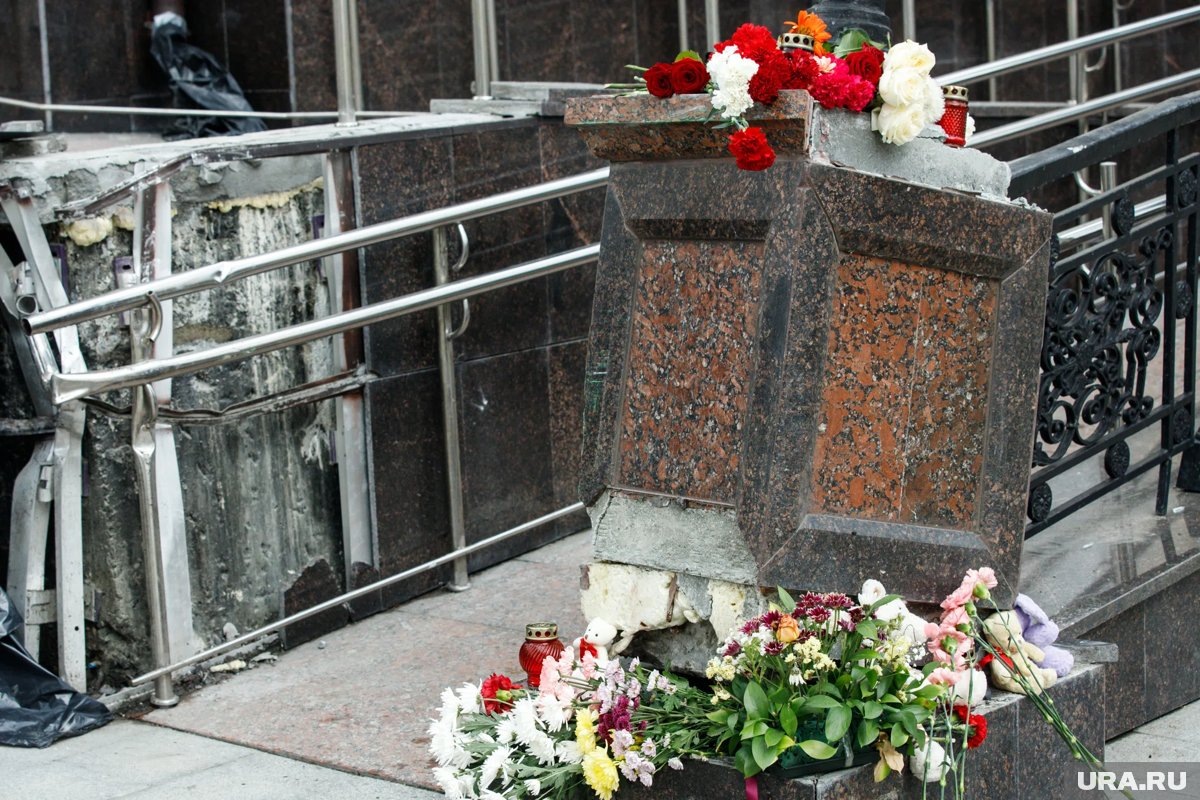     Екатеринуржцы весь день несли цветы к месту трагедии