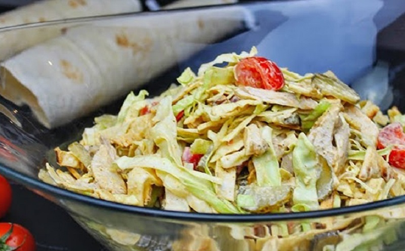 Сочный салат-шаурма с курицей: легкий рецепт для летних ужинов