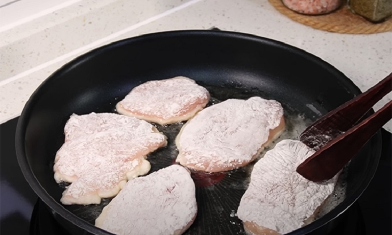 Секрет сочной куриной грудки: идеальный соус придаёт блюду двойную сочность 