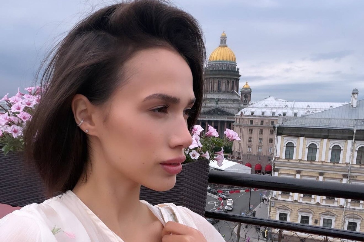     «Все меня потеряли»: Алина Загитова в романтичном наряде вышла на связь из Санкт-Петербурга