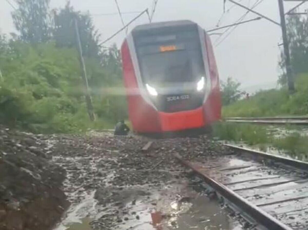    Последствия оползня на железнодорожном пути в Пермском крае | © Кадр видео из соцсетей