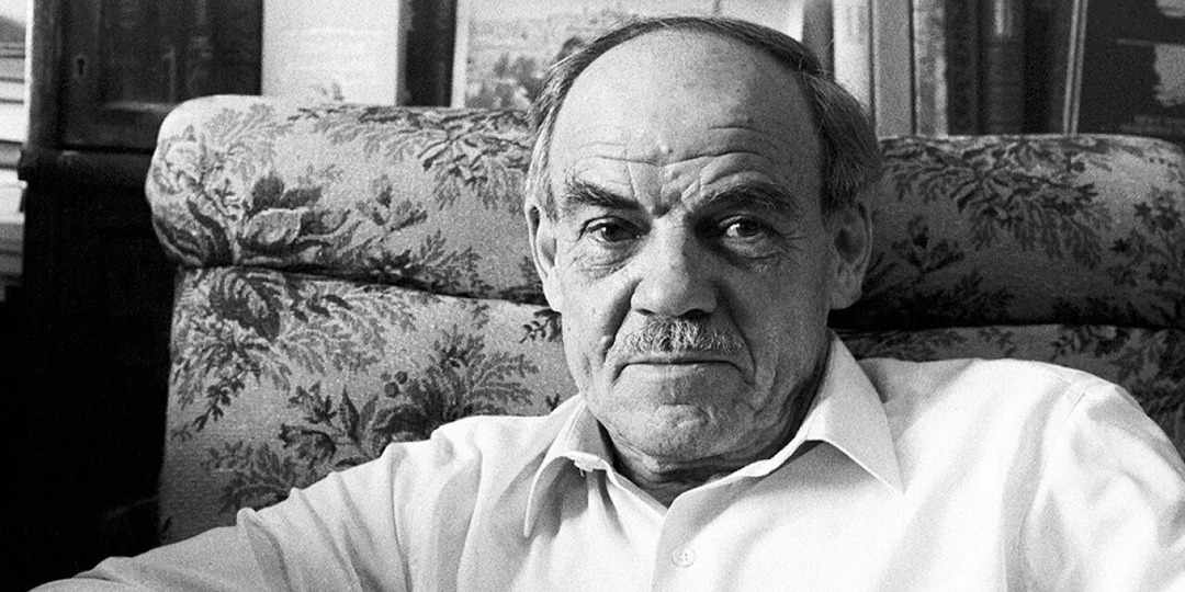 Его внесли в театр в инвалидной коляске. Он встал и вышел на поклоны. Последний раз.