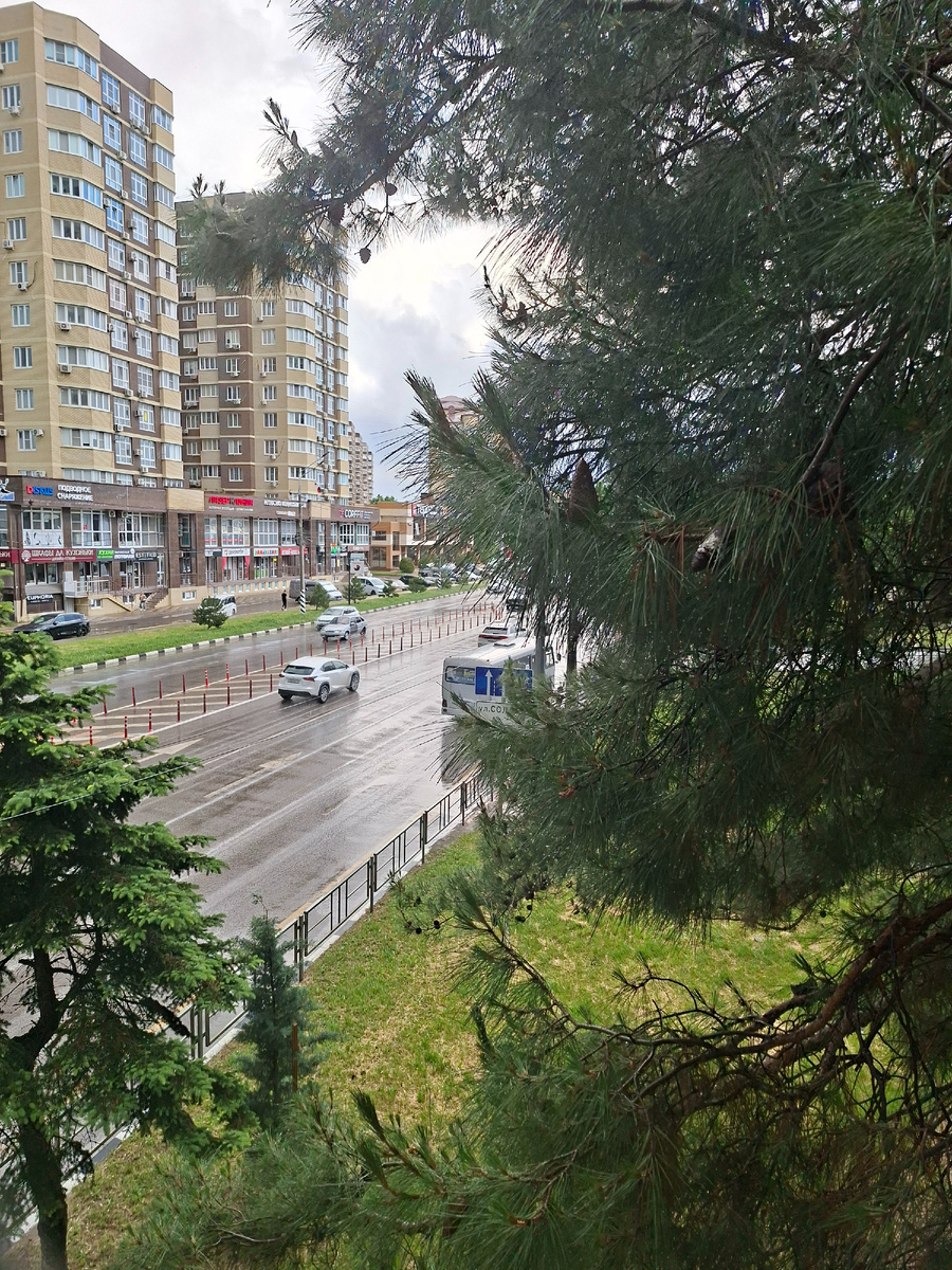 Под нами блестит от дождя Анапское шоссе