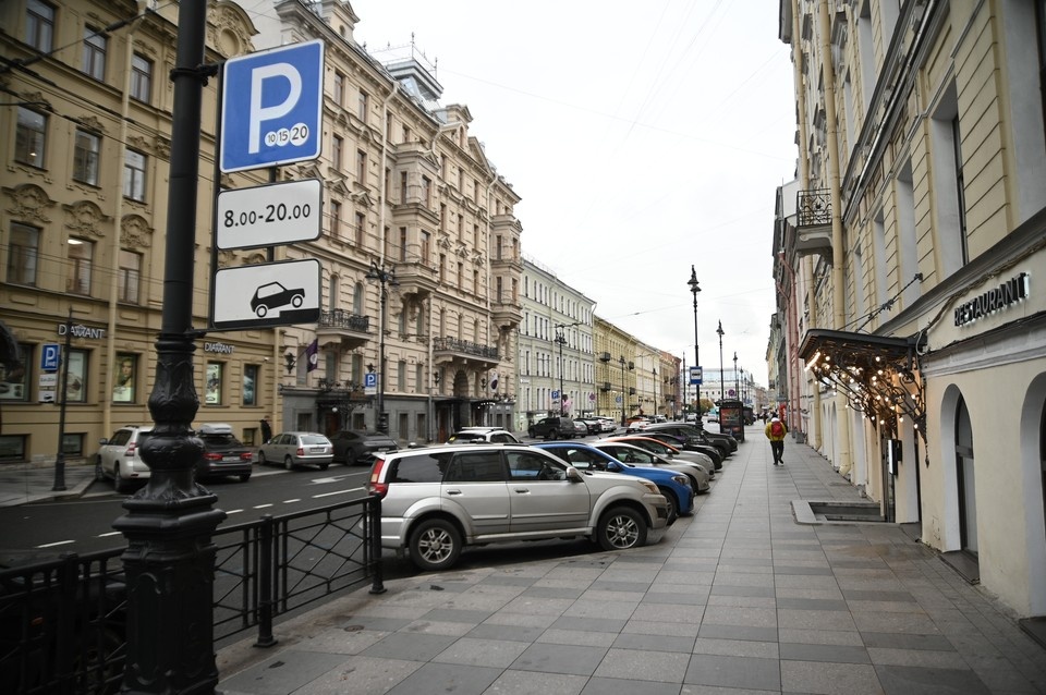    В Петербурге продолжают реставрировать фасады дореволюционных домов. Алексей БУЛАТОВ