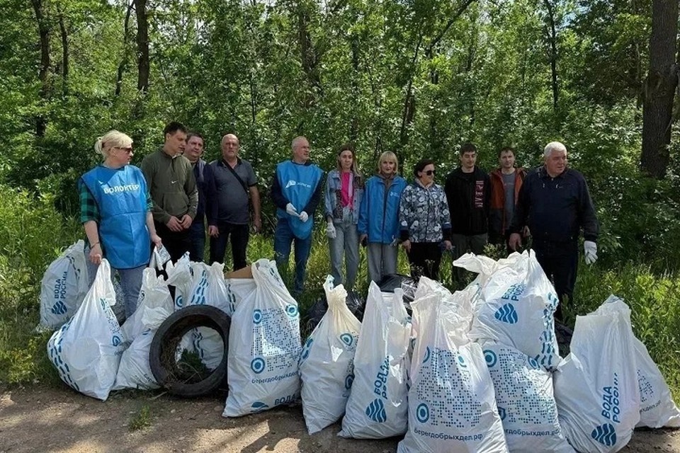    На берегах водохранилища Донецкое море волонтеры собрали 55 мешков мусора. Фото: ТГ/Шебалков