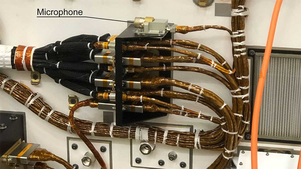 Инженеры монтируют чувствительный микрофон на корпус марсохода перед его отправкой в космос. Этот прибор впервые позволил зафиксировать истинное звучание Красной планеты и подтвердил теорию о двух скоростях звука в разреженной углекислотной среде.    science.nasa.gov