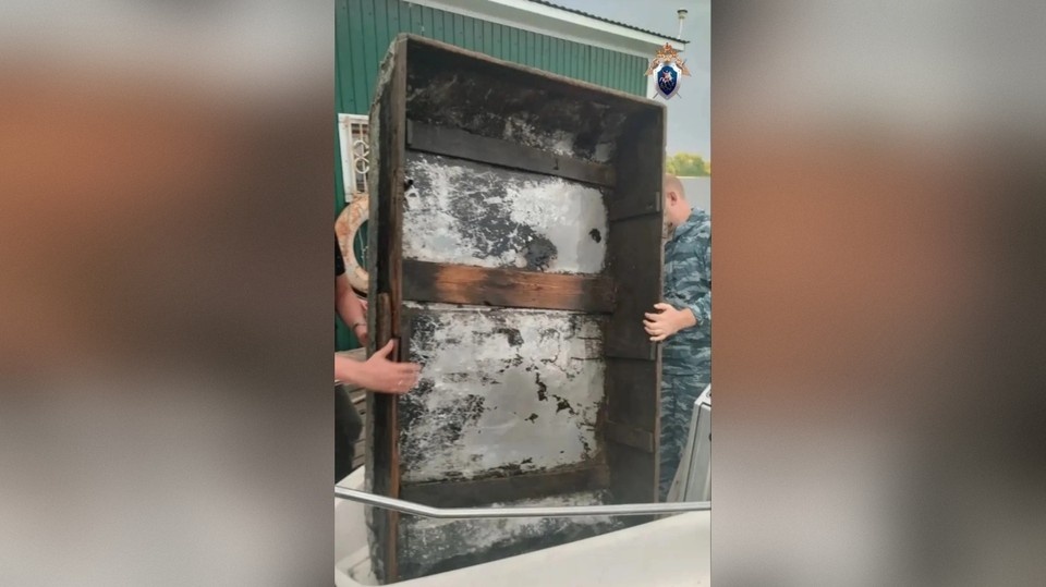    Двое подростков хотели переплыть Волгу на самодельном плоту, но оказались в воде / Фото: Центральное МСУТ СК России