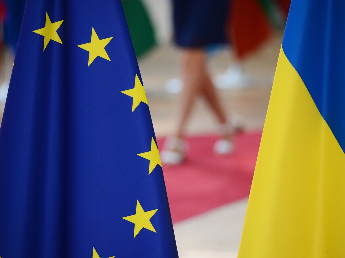    Флаги Украины и Европейского союза© РИА Новости . Алексей Витвицкий
