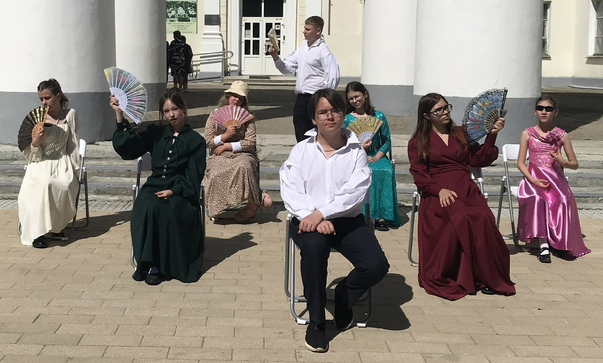 ПУТЕВЫЕ... МЕЧТАТЕЛЬНЫЕ...
Репетиция сегодня: заключительная, на солнце палящем, жара - почти 27 градусов- сотворчествуем! А ЗАВТРА... Завтра рассказываем почти новую историю...Мы все еще ищем смыслы... Приходите! Начало в 12.00. Будем обмениваться энергией и дарить друг другу много-много моментов-секунд- мгновений радости-счастья!
