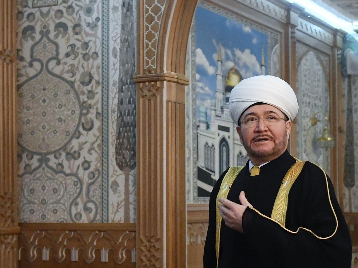    Председатель Совета муфтиев России, председатель Духовного управления мусульман России муфтий шейх Равиль Гайнутдин перед началом пленарного заседания в Московской Соборной мечети | © РИА Новости / Кирилл Каллиников