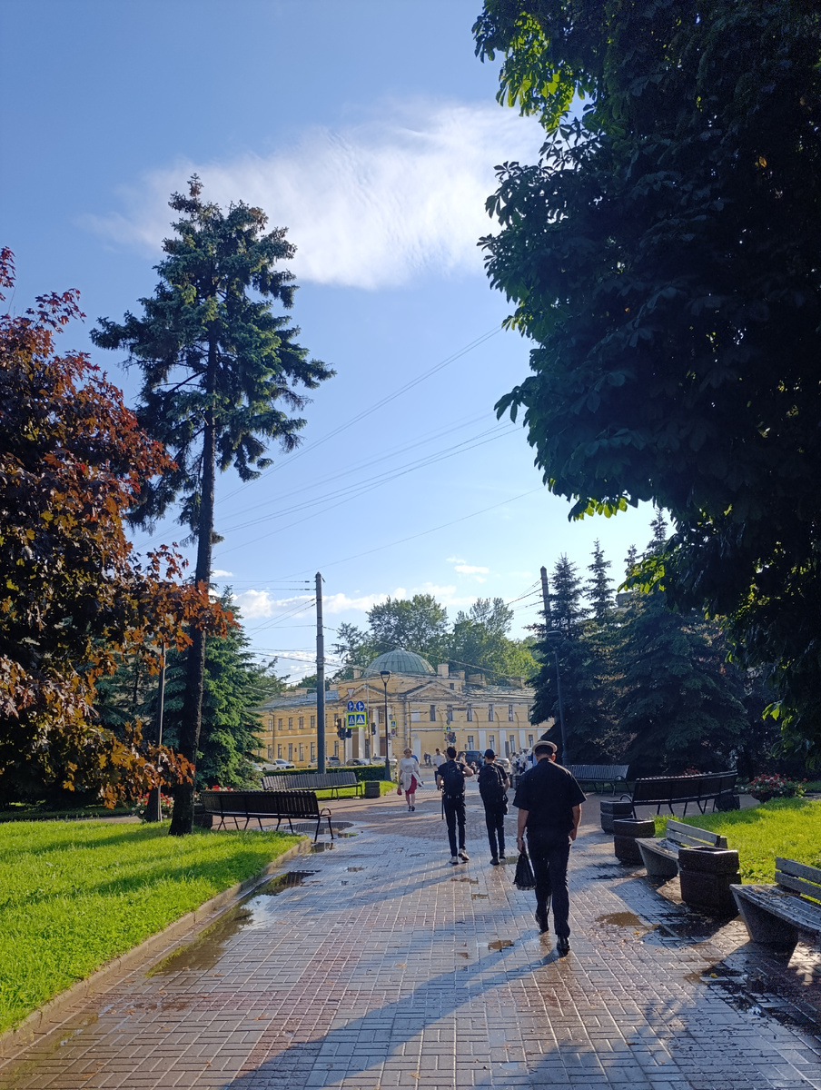 Дорога от метро. Очень зелёная 