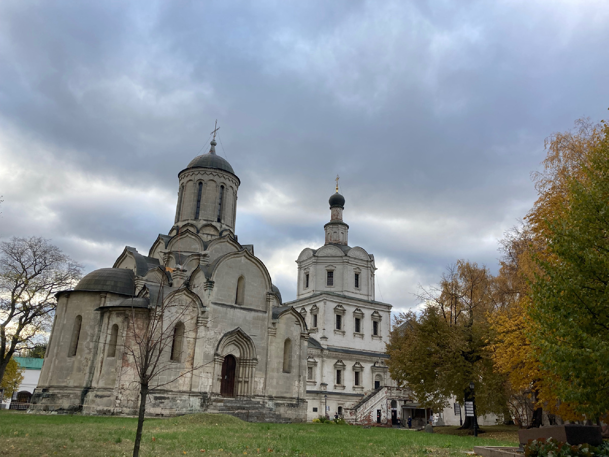 Спасский собор (XIV в.) и церковь Архангела Михаила (XVII-XVIII вв.).