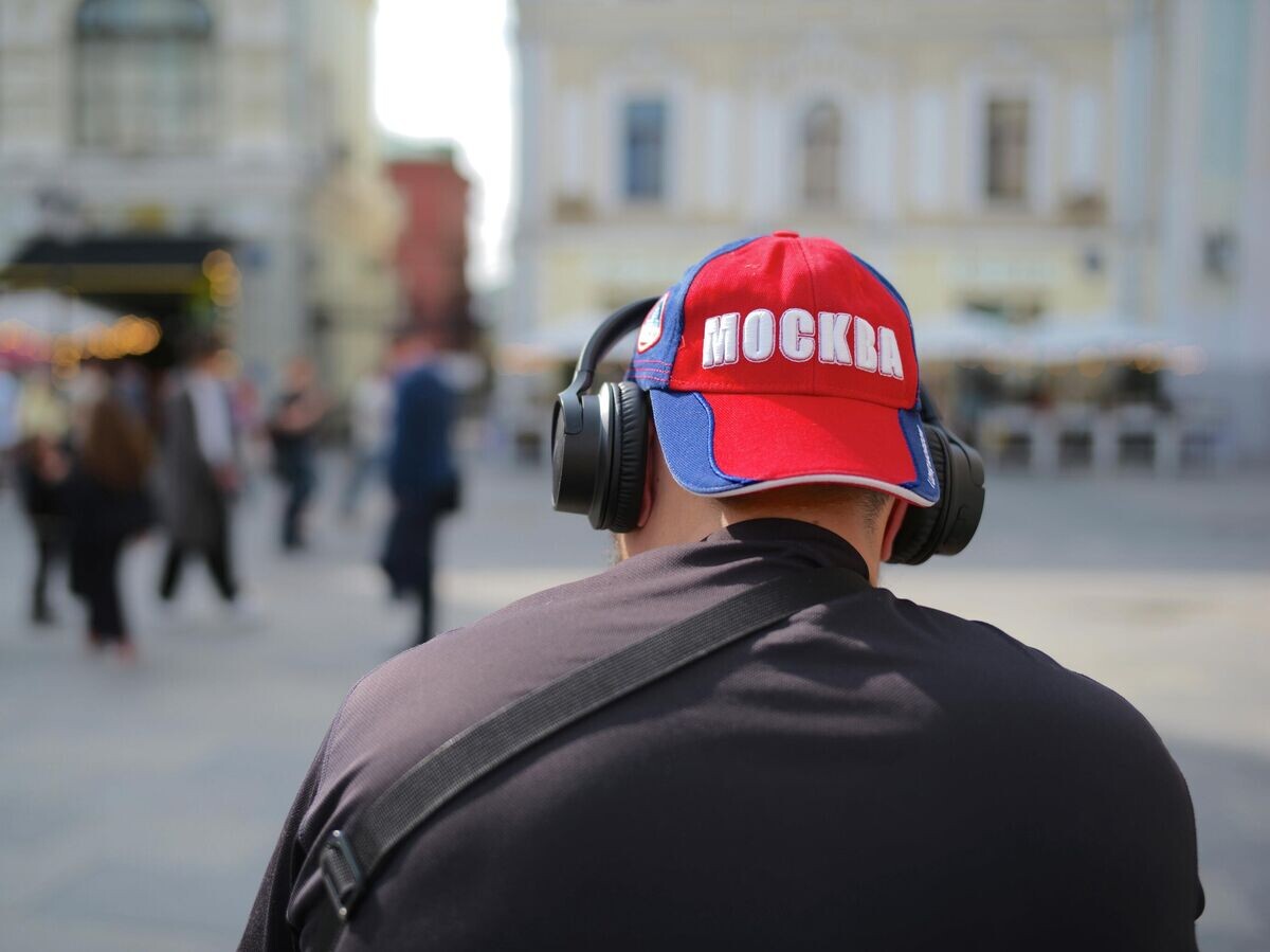    Мужчина слушает музыку в центре Москвы | © РИА Новости / Сергей Пятаков