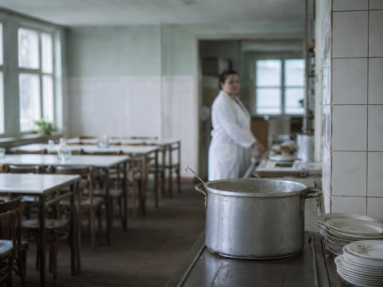     Школьная столовая стала точкой, с которой следствие вышло на дело Иванютиной. Сгенерировано нейросетью ChatGPT/Петр Осинцев
