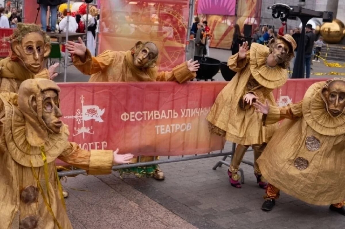    Два дня по центральным улицам будут гулять диковинные персонажи.