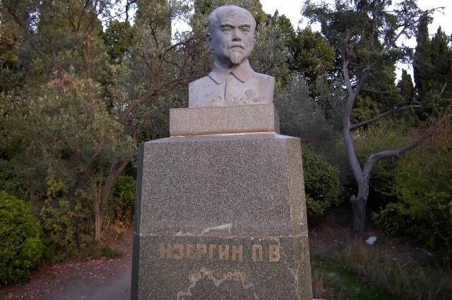    Алупка, памятник врачу Петру Изергину, с которого Чуковский «списал» Айболита. Фото: ru.wikipedia.org