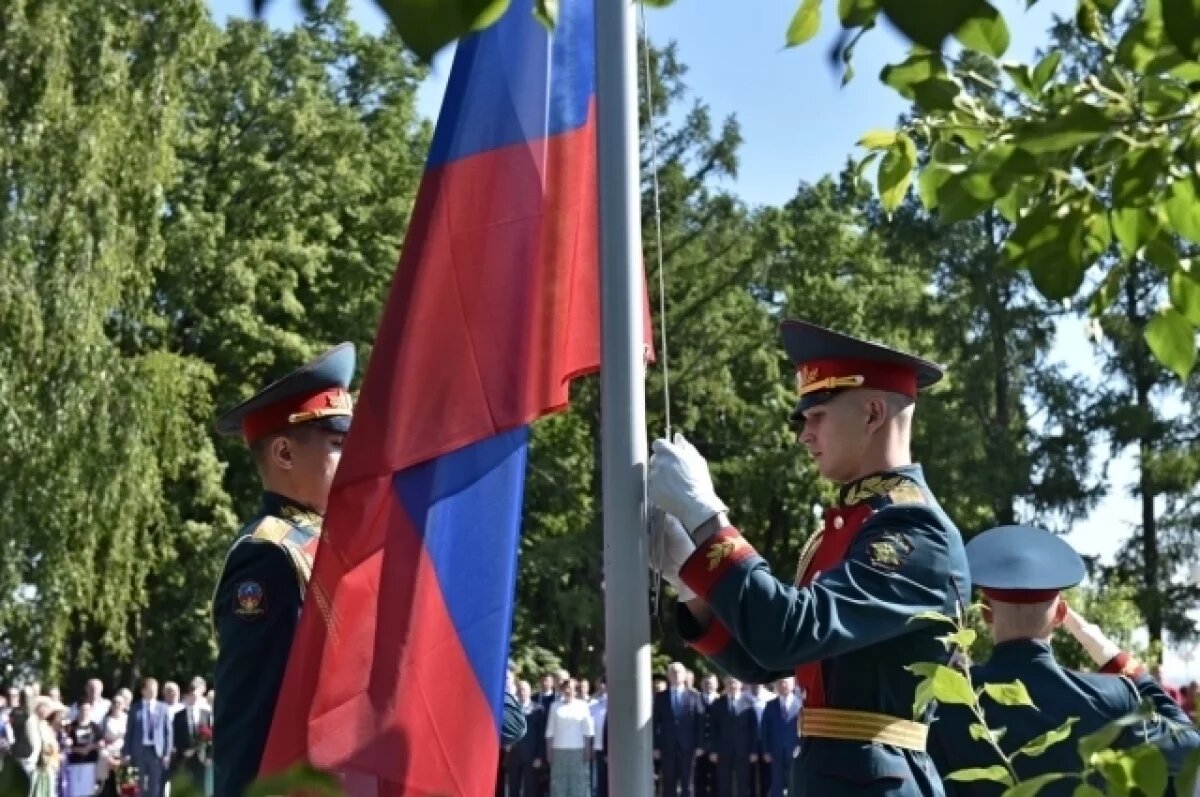    День России в Барнауле начался с поднятия флага у стелы в Нагорном парке
