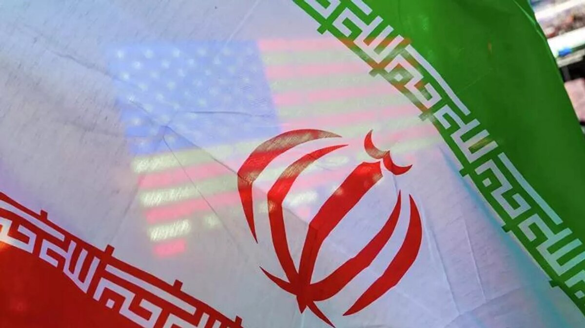 Флаг США сквозь флаг Ирана/© AP Photo / AP Photo / Ryan Murphy