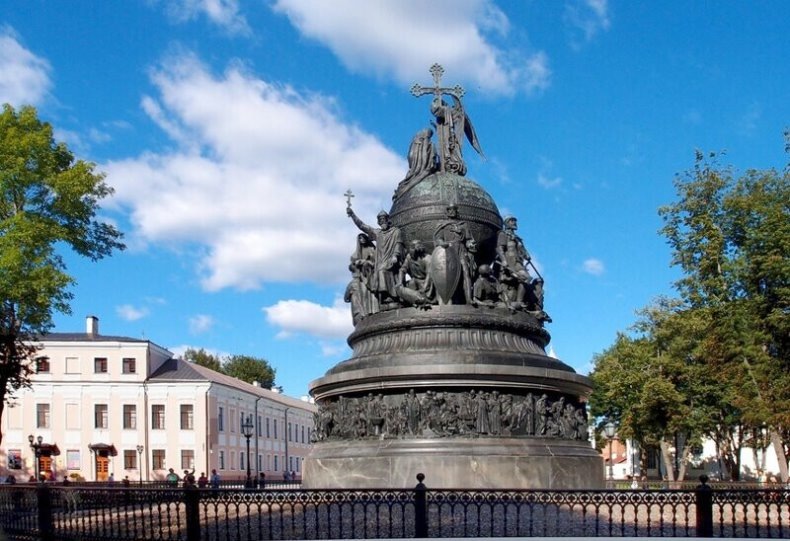 Памятник "Тысячелетие России". Открыт в 1862 году в Кремле г. Великий Новгород, в честь 1000-летнего юбилея зарождения российской государственности. Авторами проекта памятника являются скульпторы Михаил Микешин, Иван Шредер, архитектор Виктор Гартман.